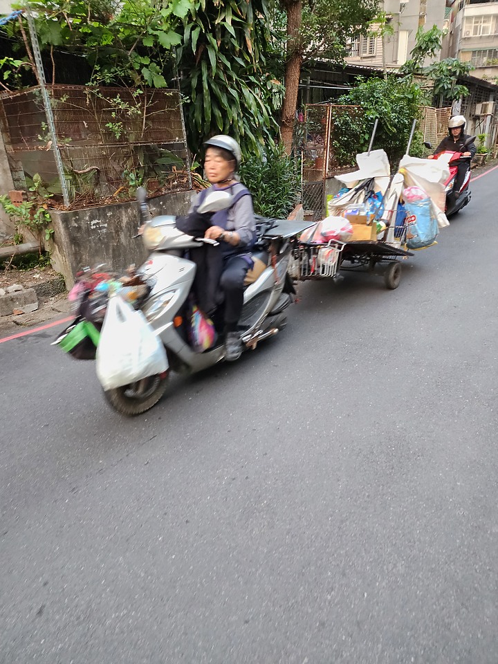 不知道這樣每天騎機車回收紙類一個月可賺多少