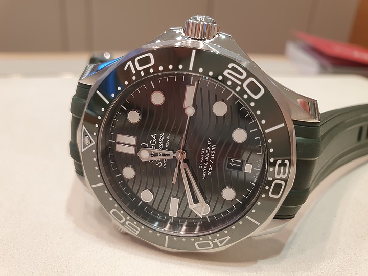 點我看大圖 熱門款-OMEGA 綠海馬 300M分享