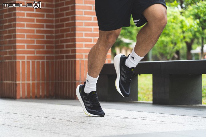 adidas UltraBOOST Light 跑鞋評測報告|邁向下個10年,這塊BOOST變輕了!