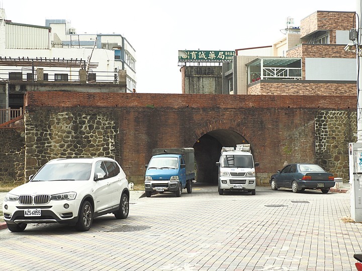 鵝鑾鼻燈塔、社頂公園、恆春城【四座城門、猴洞山、廣寧宮、天后宮、阿嘉的家】，還有特色河豚料理 — 「斯卡羅」場景【1867年羅妹號事件】 — 恆春半島歷史場景旅程之一