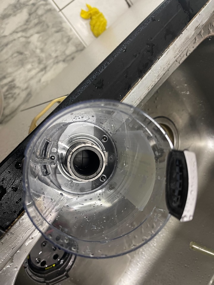 點我看大圖 Dyson +好事多抹布+迪卡儂護膝 VS 小狗吸塵器