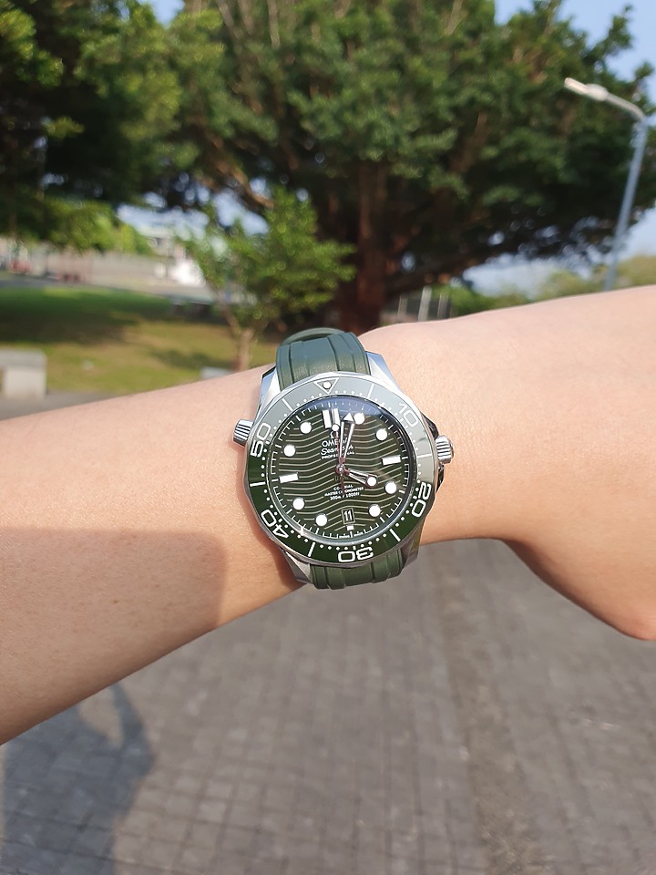 點我看大圖 熱門款-OMEGA 綠海馬 300M分享
