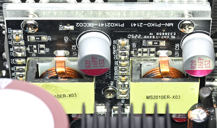 點我看大圖 GIGABYTE技嘉UD1000GM PG5(REV. 2.0) 1000W金牌全模組化電源開箱
