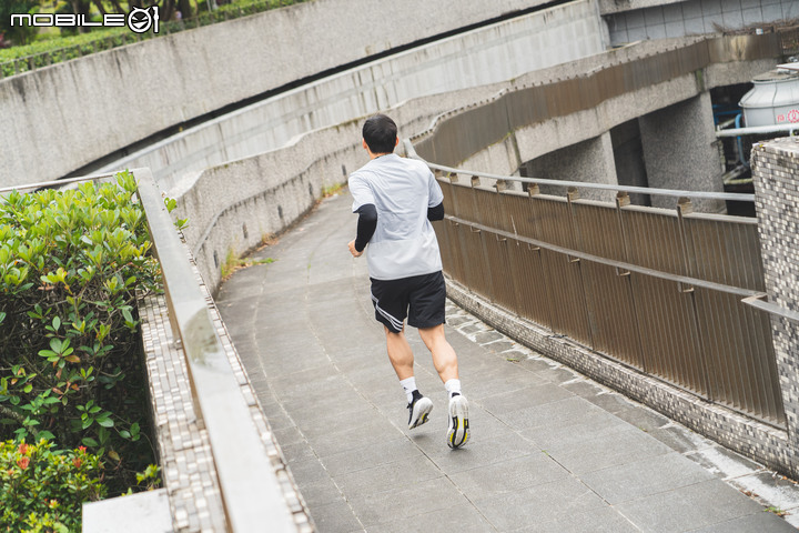 adidas UltraBOOST Light 跑鞋評測報告|邁向下個10年,這塊BOOST變輕了!