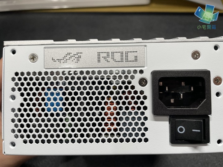 【小宅開箱】用最省的零組件來開箱高級的電源，ROG Loki SFX-L 850W 白金牌電源供應器開箱