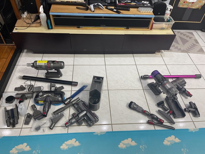 點我看大圖 Dyson +好事多抹布+迪卡儂護膝 VS 小狗吸塵器