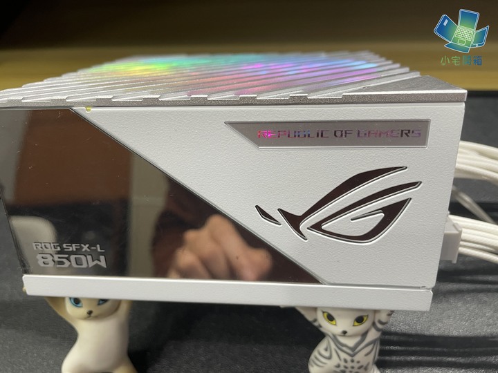 【小宅開箱】用最省的零組件來開箱高級的電源，ROG Loki SFX-L 850W 白金牌電源供應器開箱