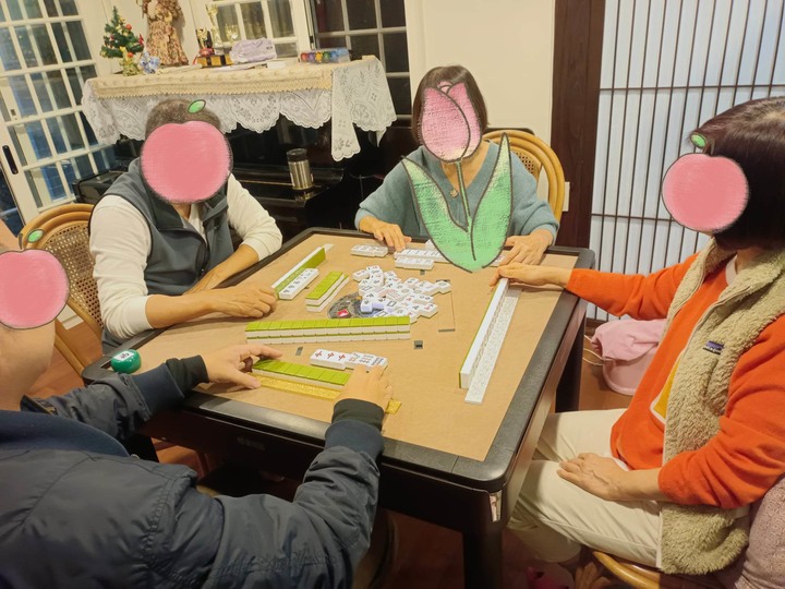 來個遲到的開箱，分享老爸老媽的新玩具---輝葉良品電動麻將桌