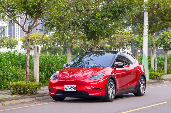 點我看大圖 交車 魂動紅 Tesla Model Y ~ 台中包膜