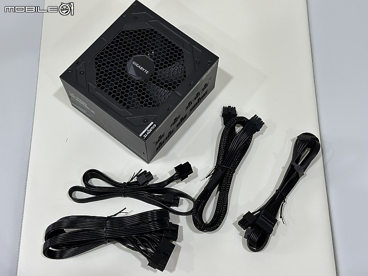 點我看大圖 GIGABYTE 雞排 RTX4070 GAMING OC 與 D41 半組機開箱