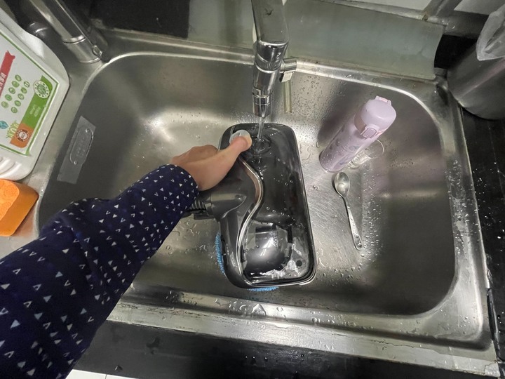 Dyson +好事多抹布+迪卡儂護膝 VS 小狗吸塵器