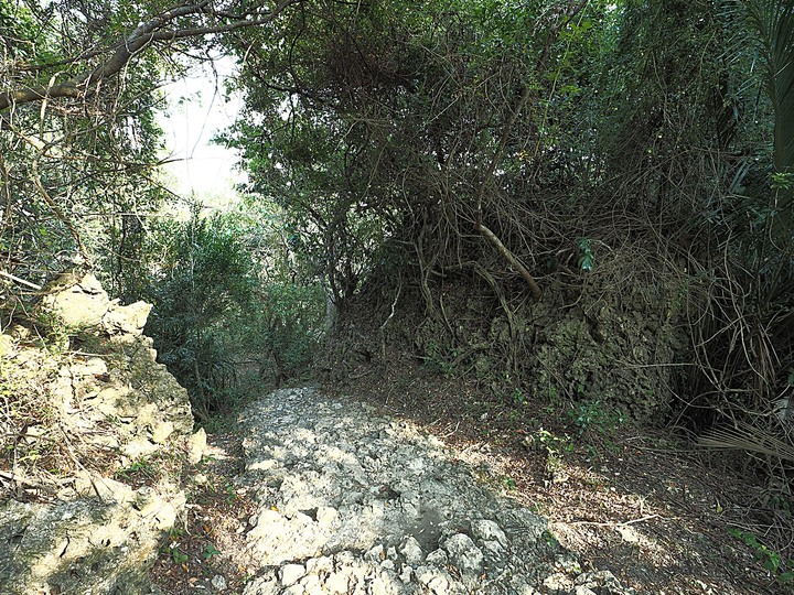 鵝鑾鼻燈塔、社頂公園、恆春城【四座城門、猴洞山、廣寧宮、天后宮、阿嘉的家】，還有特色河豚料理 — 「斯卡羅」場景【1867年羅妹號事件】 — 恆春半島歷史場景旅程之一