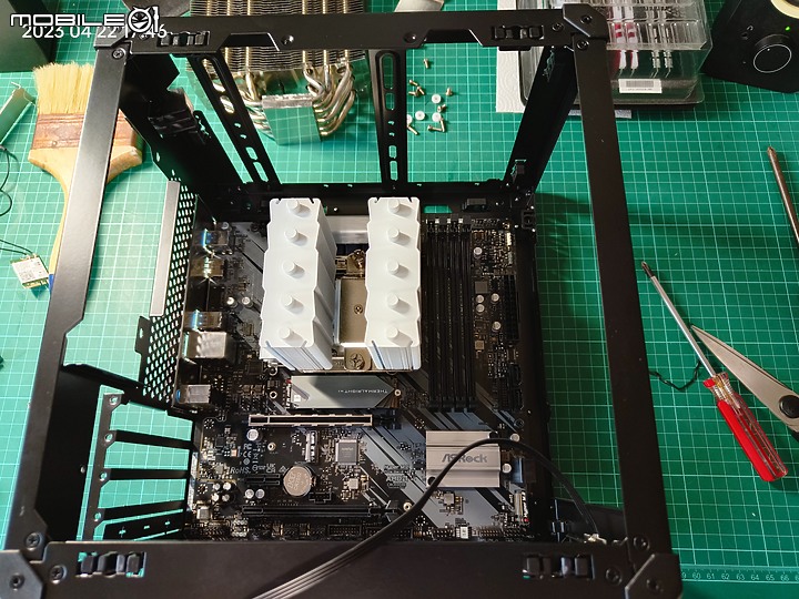 喬思伯JONSBO C6 MATX 機殼 (圖多) 5/7 6樓新增上12公分水冷