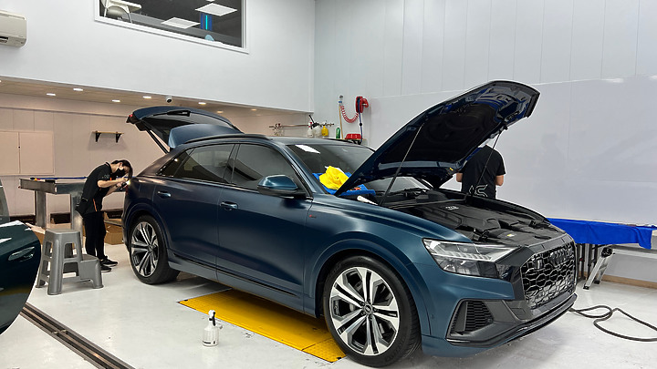 點我看大圖 【Audi Q8 55 TFSI 星浩藍】選配/開箱/包膜/消光犀牛皮/外拍 圖多分享(2023改裝更新/四出尾飾管/電動拖車勾/rs水箱罩/輪圈烤漆) by Vansen