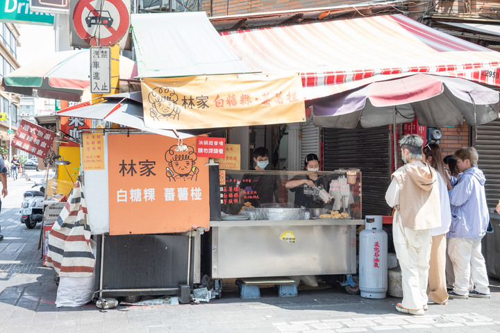 久違的國華街美食、金砂社區盛開的花旗木、宛如立於海上的「生命之樹」藝術造景