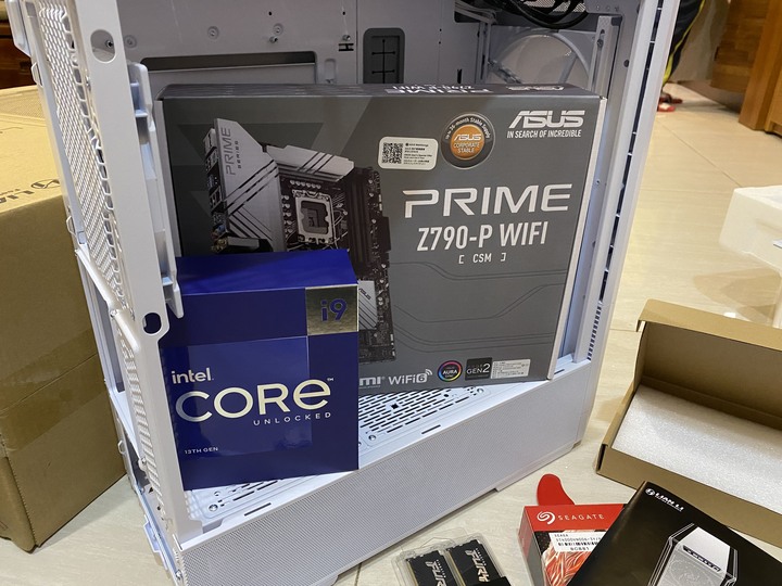 就像樂高一樣,中年男子組電腦組的不是PC,而是情懷