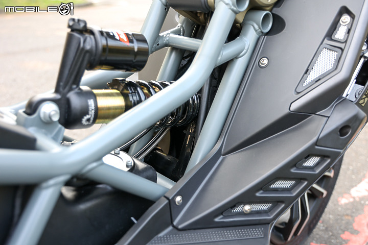 Italjet Dragster 200 ABS 特仕版 試駕｜純粹且硬派的骨感 無需過多的外殼包裝
