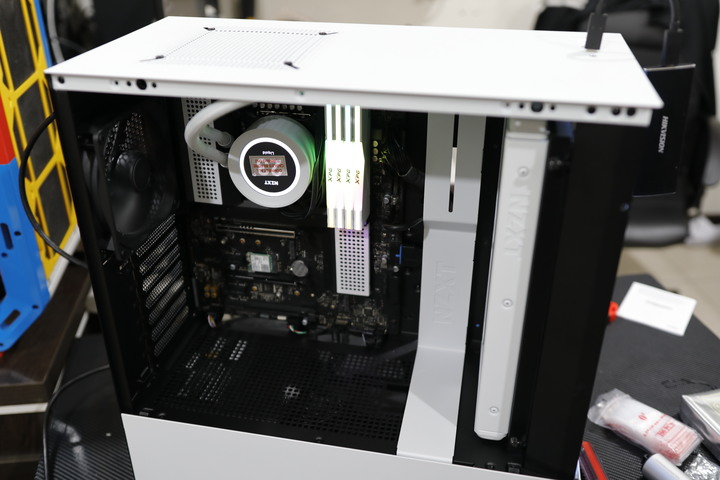 裝機回顧：2022年。NZXT 那個有點潮但 也只是有點潮的牌子。