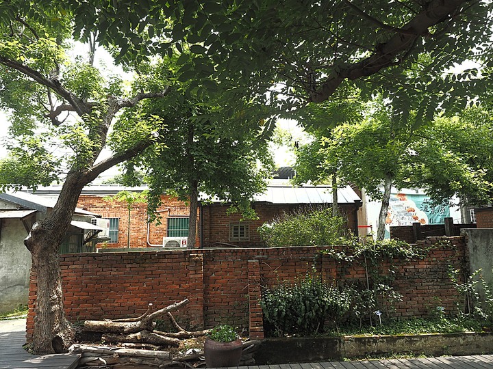 北投 中心新村與舊雙溪河步道 — 全臺唯一溫泉軍醫系統眷村，附掛市區內大片青翠稻田