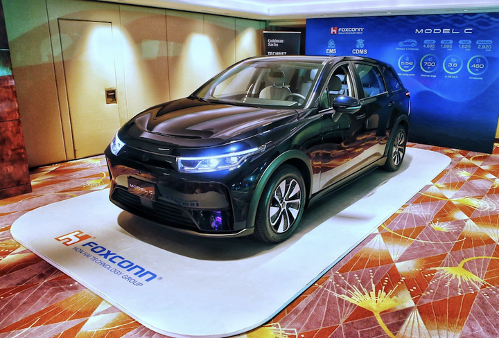 鴻海電動車 Model C 量產版首度海外亮相！車內細節全曝光