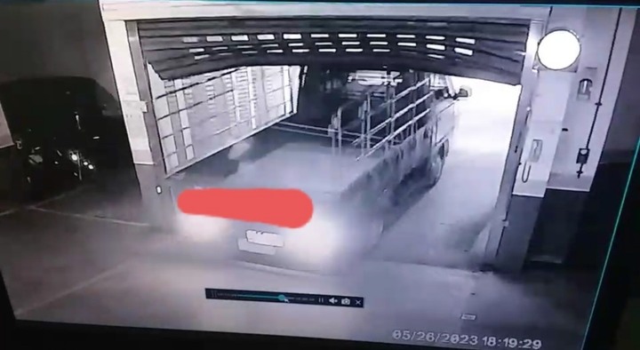 撞壞社區電捲門