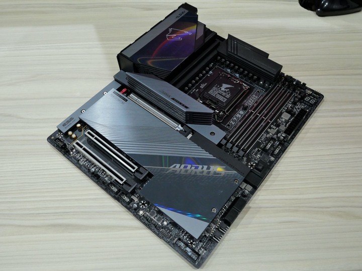 讀取速度破萬的快感 AORUS Gen5 10000 SSD 2TB