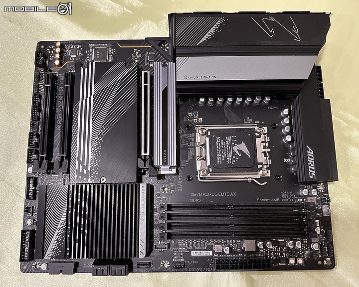 點我看大圖 站在浪頭上 AMD Ryzen 7 7800X3D 開箱 2023 仍然是最棒遊戲處理器