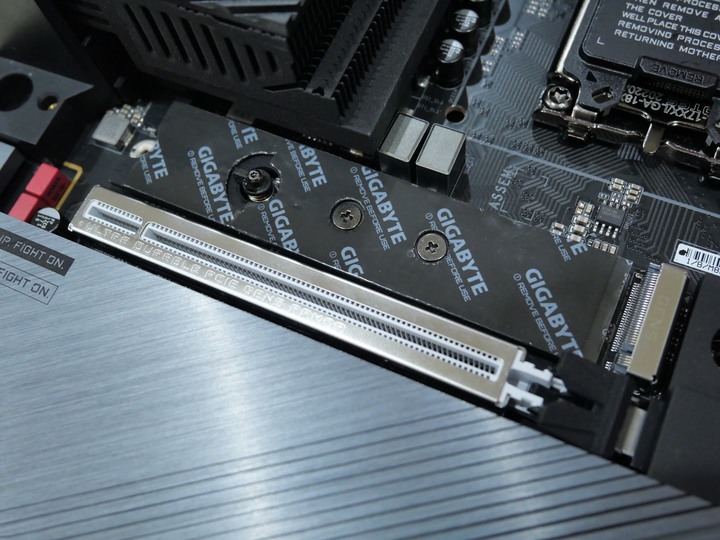 讀取速度破萬的快感 AORUS Gen5 10000 SSD 2TB