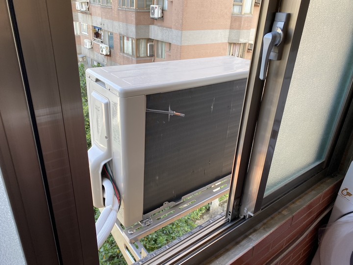 原屋主冷氣因為太潮濕外機銅管裸露，剛買房子就換了兩台冷氣