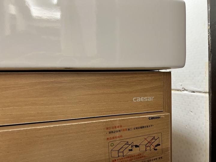 凱薩面盆浴櫃組公差過大，瑕疵嗎？
