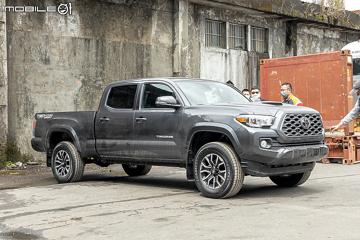 蔣大的 Toyota Tacoma 皮卡 & Four Wheel Campers 露營車廂開櫃紀錄|準備踏上承載式露營車之路!