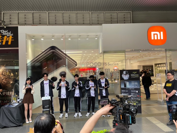 POCO F5一日店長，圓了跟職業戰隊一起玩遊戲的夢