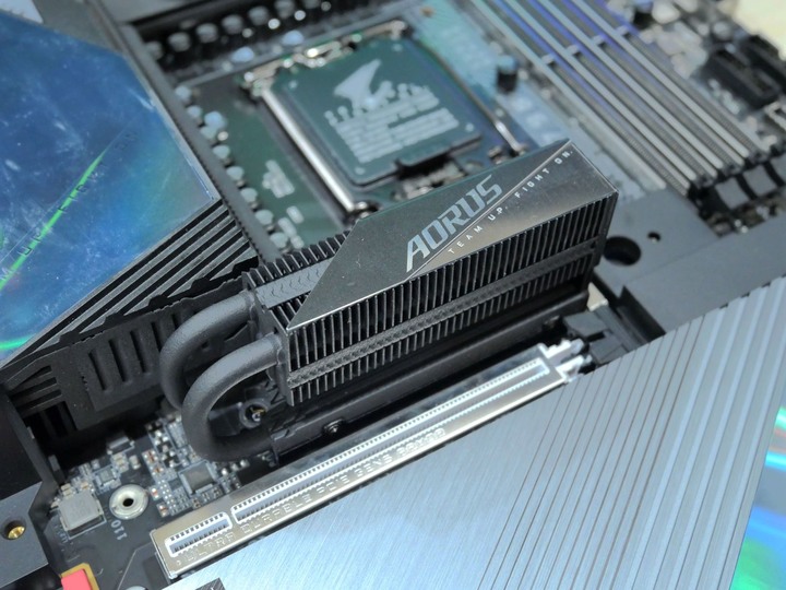 讀取速度破萬的快感 AORUS Gen5 10000 SSD 2TB