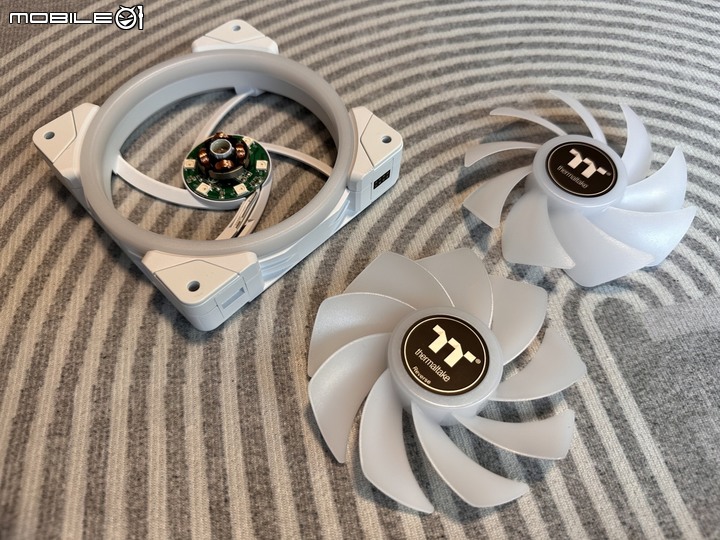 磁吸串接!ThermalTake 耀影 SWAFAN EX12 RGB 風扇
