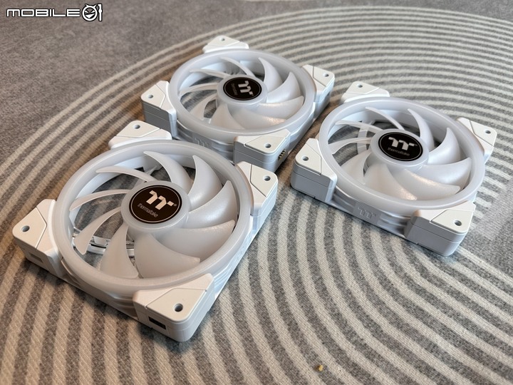 磁吸串接!ThermalTake 耀影 SWAFAN EX12 RGB 風扇