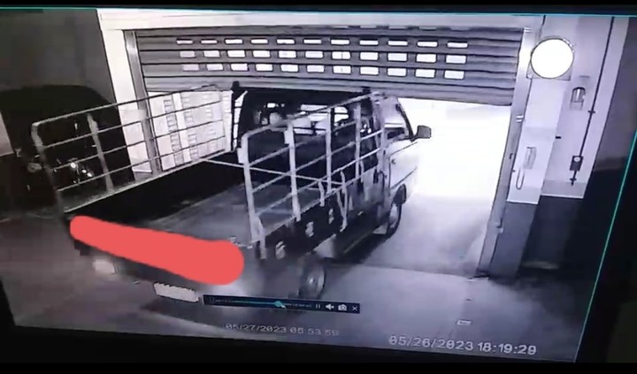 撞壞社區電捲門