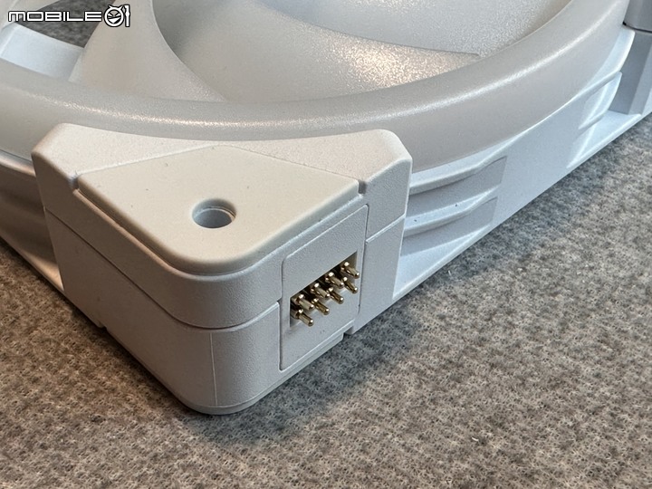 磁吸串接!ThermalTake 耀影 SWAFAN EX12 RGB 風扇