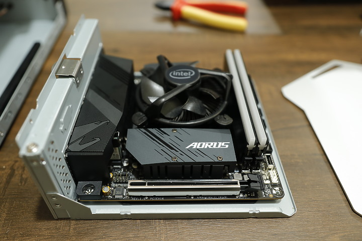 【用純SSD自組NAS】並留下4個槽供隨時擴充 家用SOHO Mini Server ITX？廢話跟圖一樣多