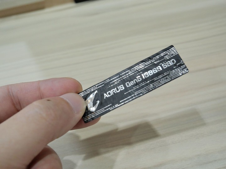 讀取速度破萬的快感 AORUS Gen5 10000 SSD 2TB