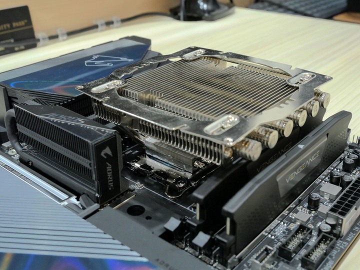 讀取速度破萬的快感 AORUS Gen5 10000 SSD 2TB