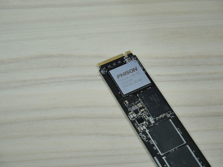 讀取速度破萬的快感 AORUS Gen5 10000 SSD 2TB