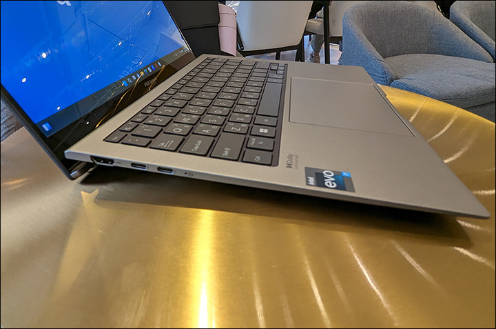 [入手紀錄] ASUS UX5304VA三創賞機、開箱
