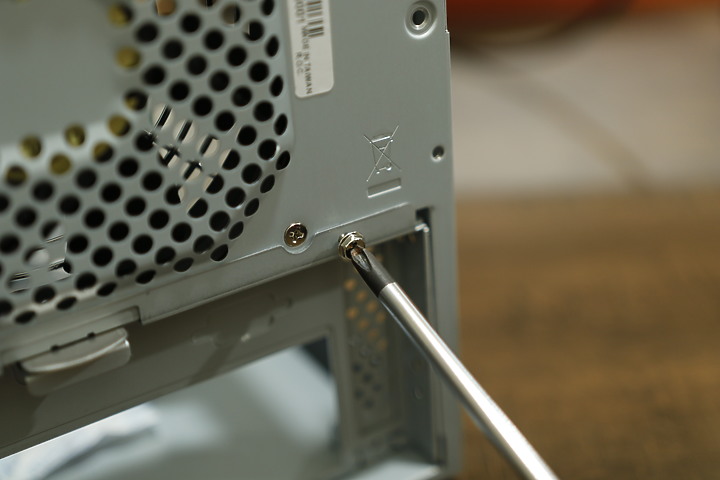 【用純SSD自組NAS】並留下4個槽供隨時擴充 家用SOHO Mini Server ITX？廢話跟圖一樣多