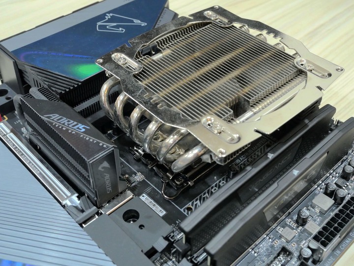 讀取速度破萬的快感 AORUS Gen5 10000 SSD 2TB