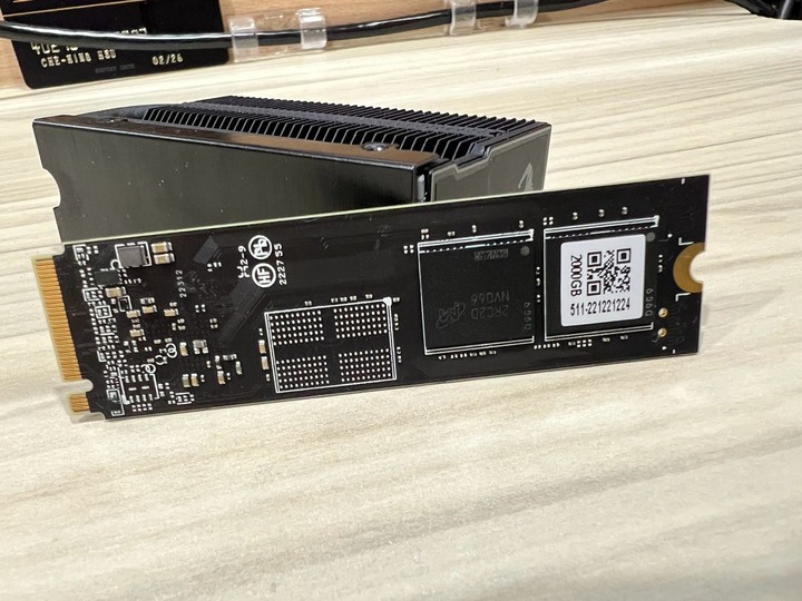 讀取速度破萬的快感 AORUS Gen5 10000 SSD 2TB