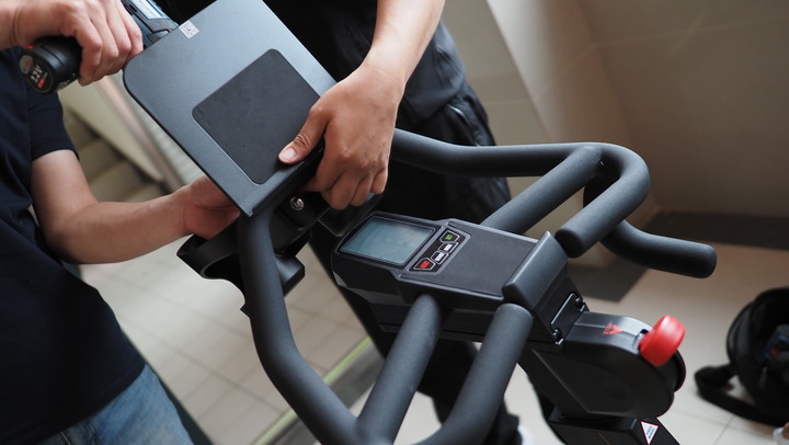 點我看大圖 極度接近公路車設定的磁控後驅飛輪車 BGYM X1000