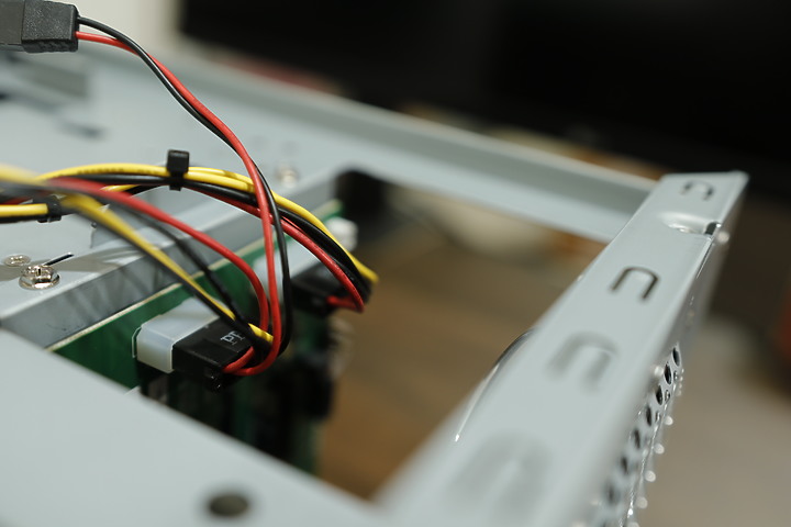 【用純SSD自組NAS】並留下4個槽供隨時擴充 家用SOHO Mini Server ITX？廢話跟圖一樣多