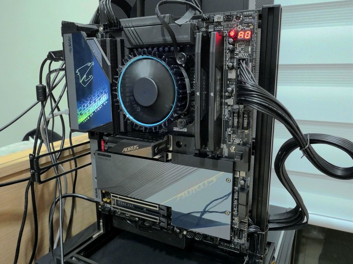 讀取速度破萬的快感 AORUS Gen5 10000 SSD 2TB