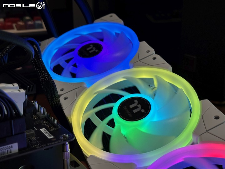 磁吸串接!ThermalTake 耀影 SWAFAN EX12 RGB 風扇