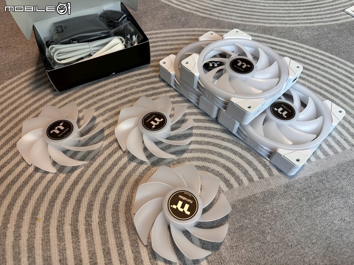 磁吸串接!ThermalTake 耀影 SWAFAN EX12 RGB 風扇